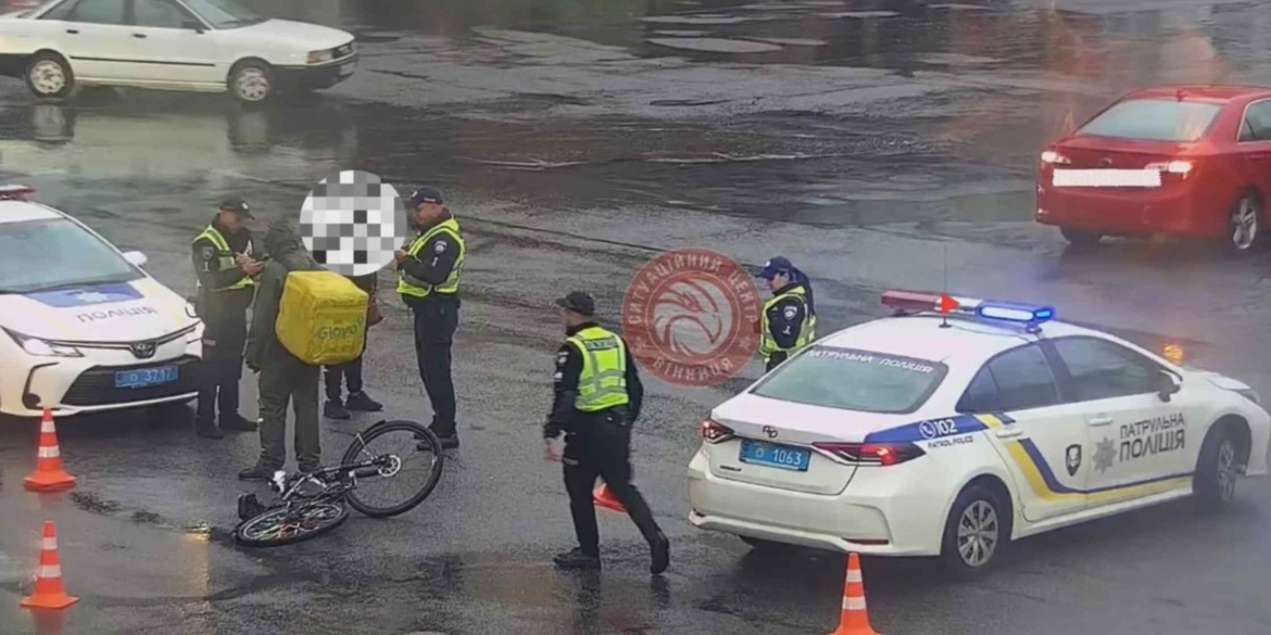 У Вінниці велосипедиста служби доставки збило попутне авто