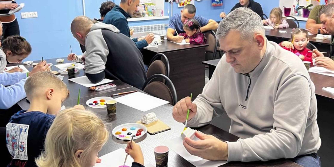 У Вінниці відбувся творчий майстер-клас для татусів і дітей з розпису гіпсових фігурок