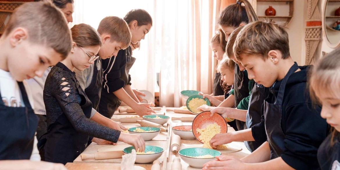 У Вінниці влаштували кулінарний майстер-клас для дітей, позбавлених батьківського піклування У Вінниці влаштували кулінарний майстер-клас для дітей, позбавлених батьківського піклування