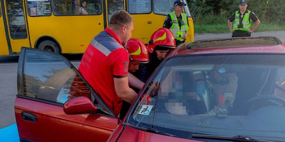 У Вінниці внаслідок ДТП одного з водіїв затиснуло в салоні