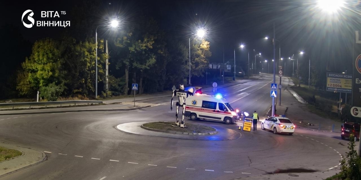 У Вінниці вночі авто втаранило опору освітлення: водій виявився напідпитку