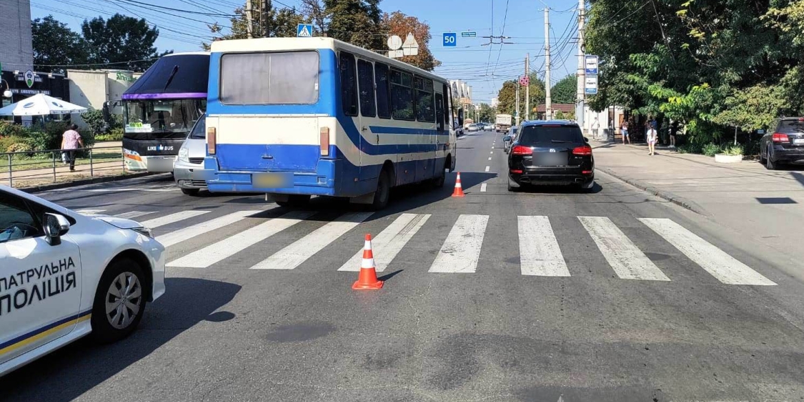 У Вінниці водій автобуса в'їхав у Mercedes - його водійку доправили до лікарні