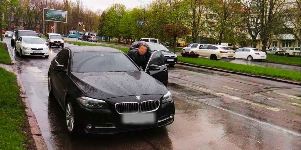 У Вінниці водій BMW напав на жінку-інспекторку, коли отримав штраф за неправильне паркування