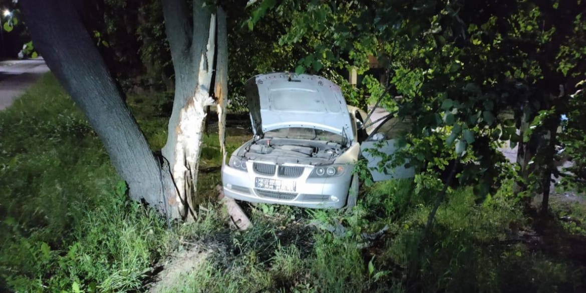 У Вінниці водій BMW не впорався із керуванням та протаранив дерево