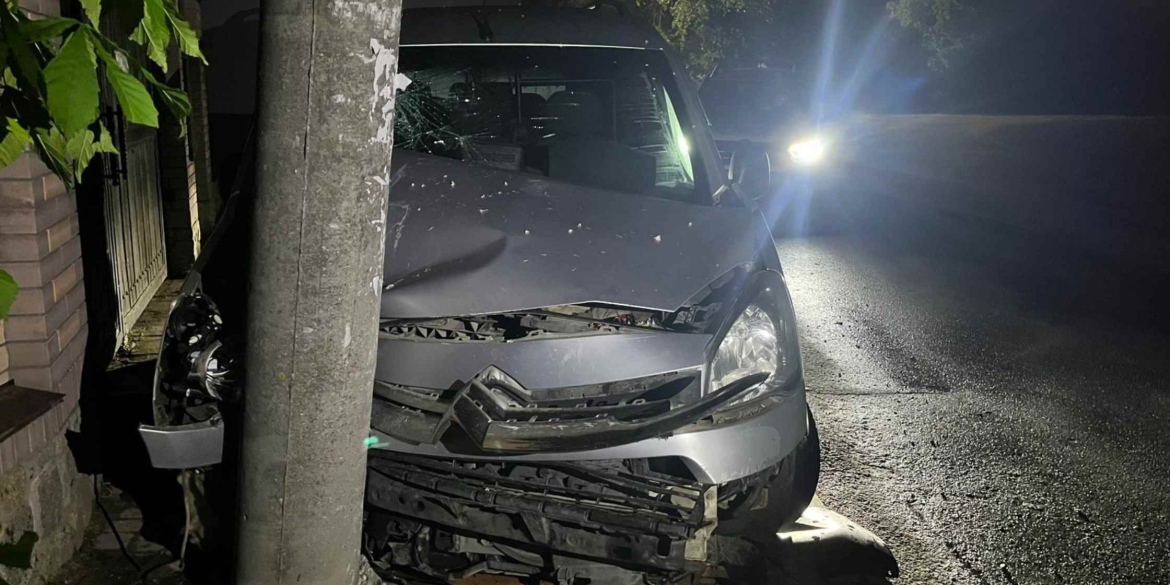 У Вінниці водій Citroen, не впоравшись із керуванням, врізався в електроопору