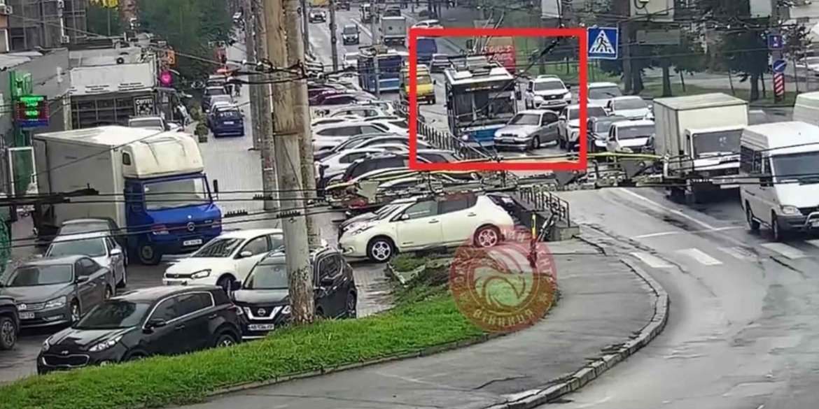 У Вінниці водій легковика допустив зіткнення із тролейбусом