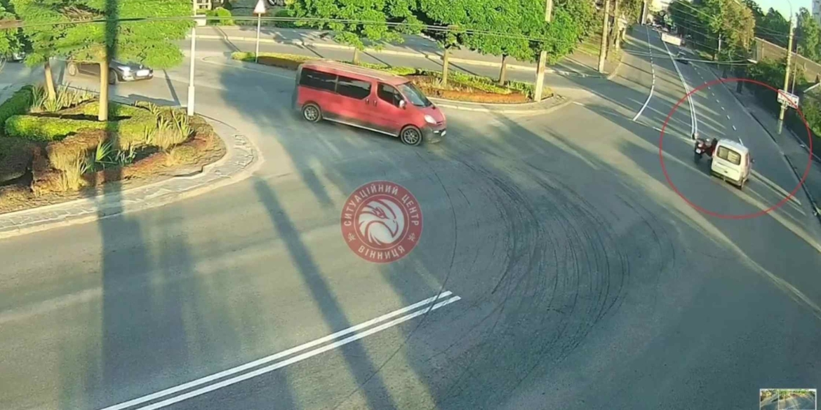 У Вінниці водій легковика збив ввечері мотоцикліста