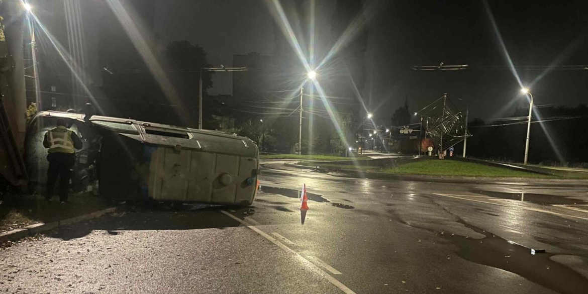 У Вінниці водій не впорався з кермуванням, авто перекинулось