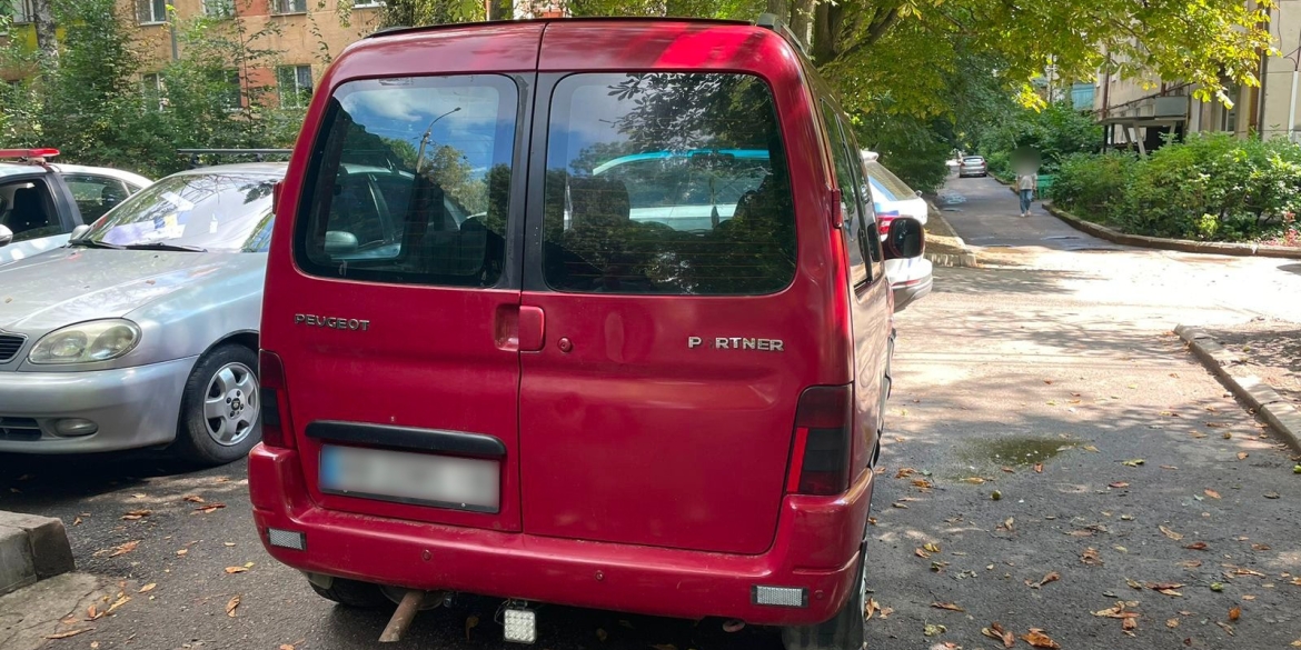 У Вінниці водій Peugeot під час руху заднім ходом допустив наїзд на місцеву жительку