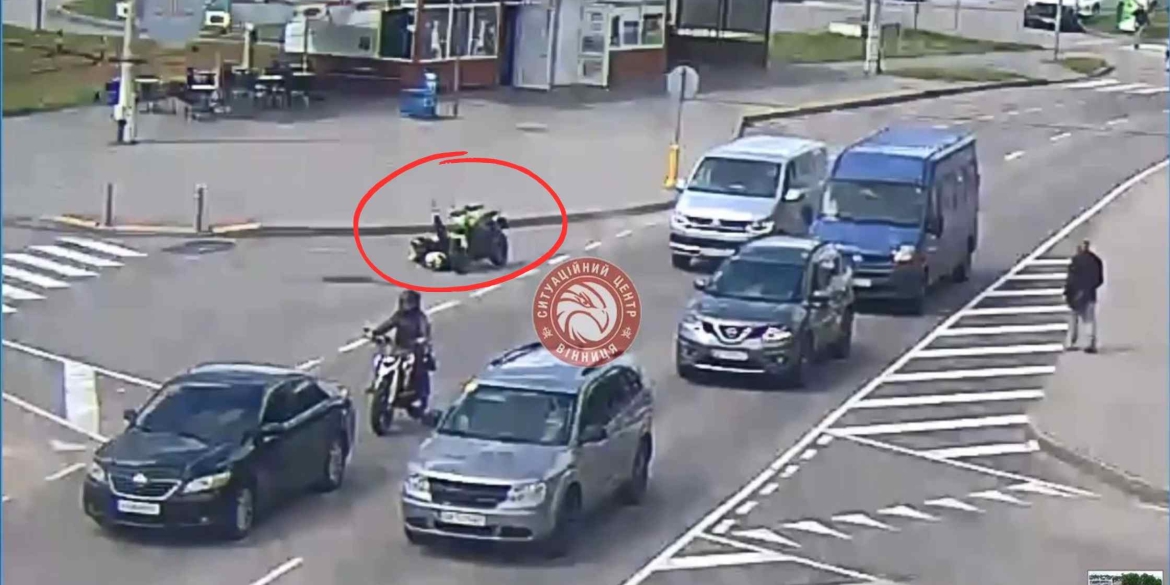 У Вінниці водій та пасажир злетіли з мотоцикла