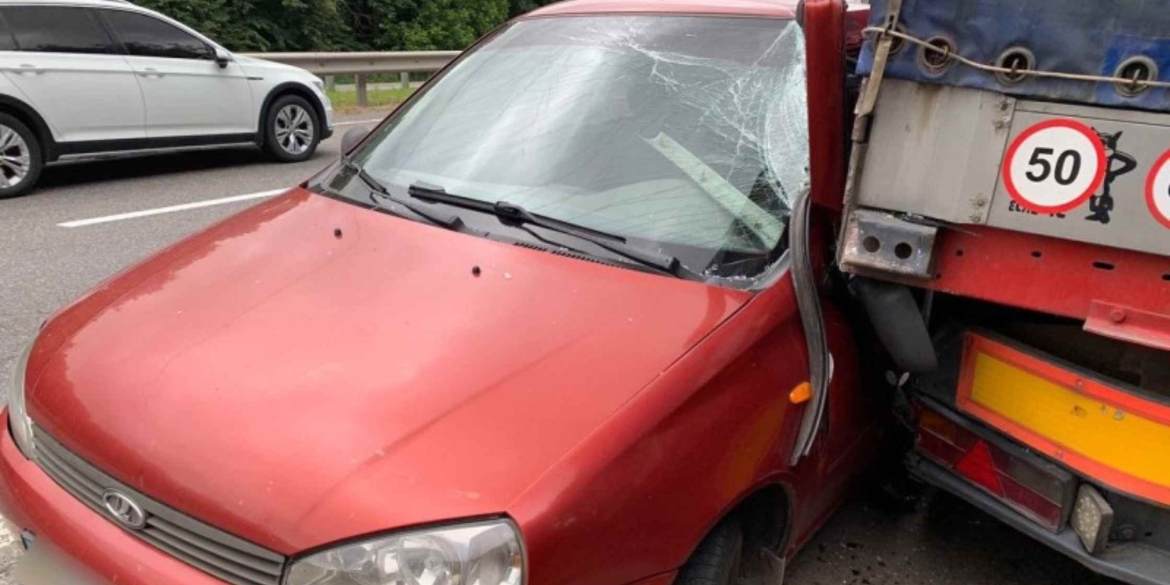 У Вінниці водій ВАЗа зіткнувся з вантажівкою, щоб не протаранити Opel