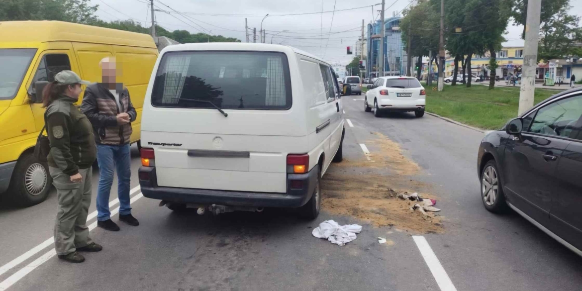 У Вінниці водій забруднив вулицю мастилом