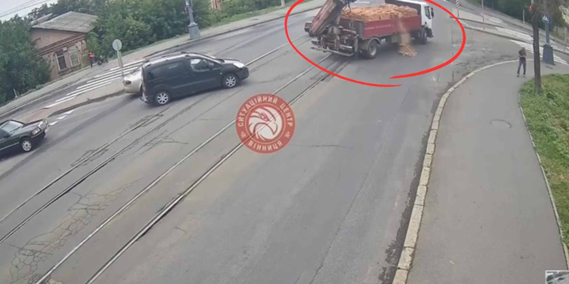 У Вінниці водій “загубив” на дорозі частину вантажу цегли