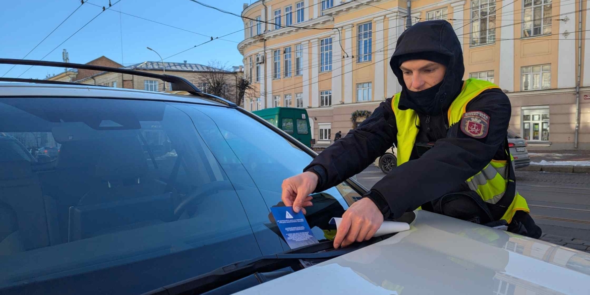 У Вінниці водіям роздають інформаційні листівки про дію нових дорожніх знаків