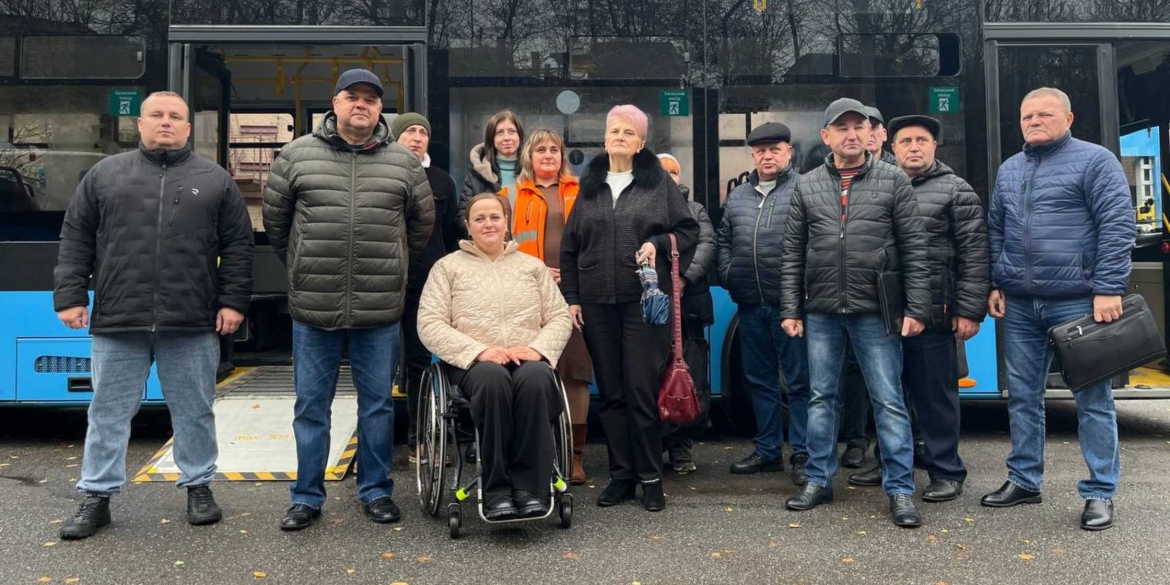 У Вінниці водії громадського транспорту вчилися допомагати пасажирам на кріслах колісних