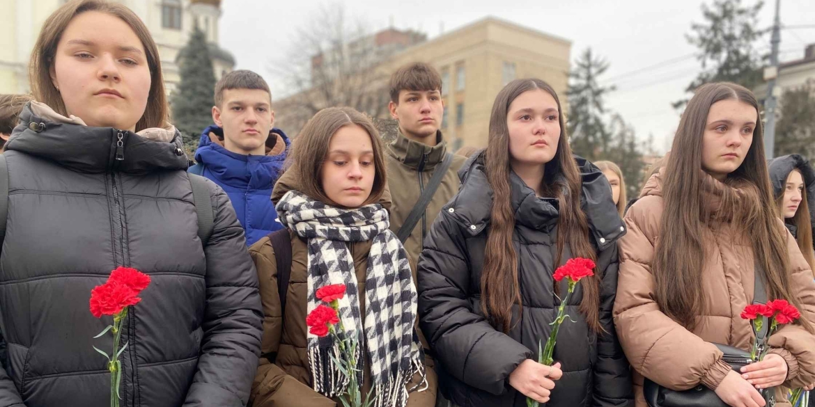 У Вінниці вшановують пам’ять випускників шкіл, чиї життя забрала війна