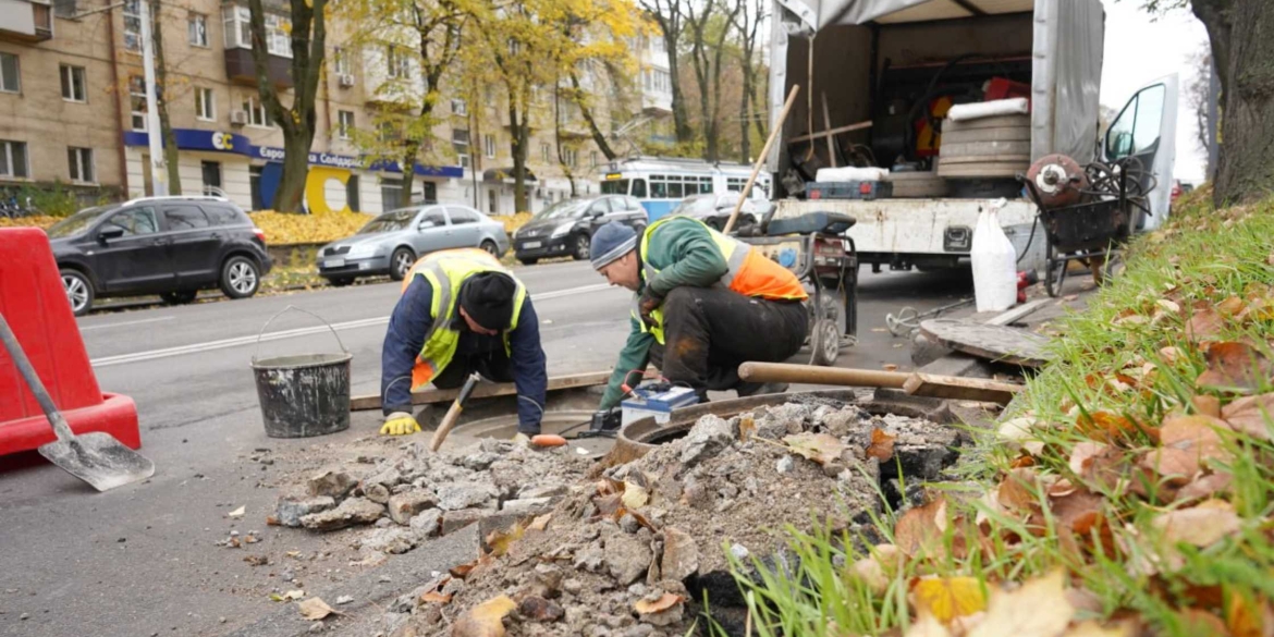 У Вінниці встановлюють удосконалені люки на Хмельницькому шосе