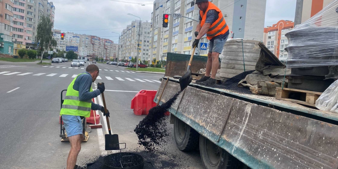 У Вінниці встановлюють удосконалені люки на вулиці Зодчих 