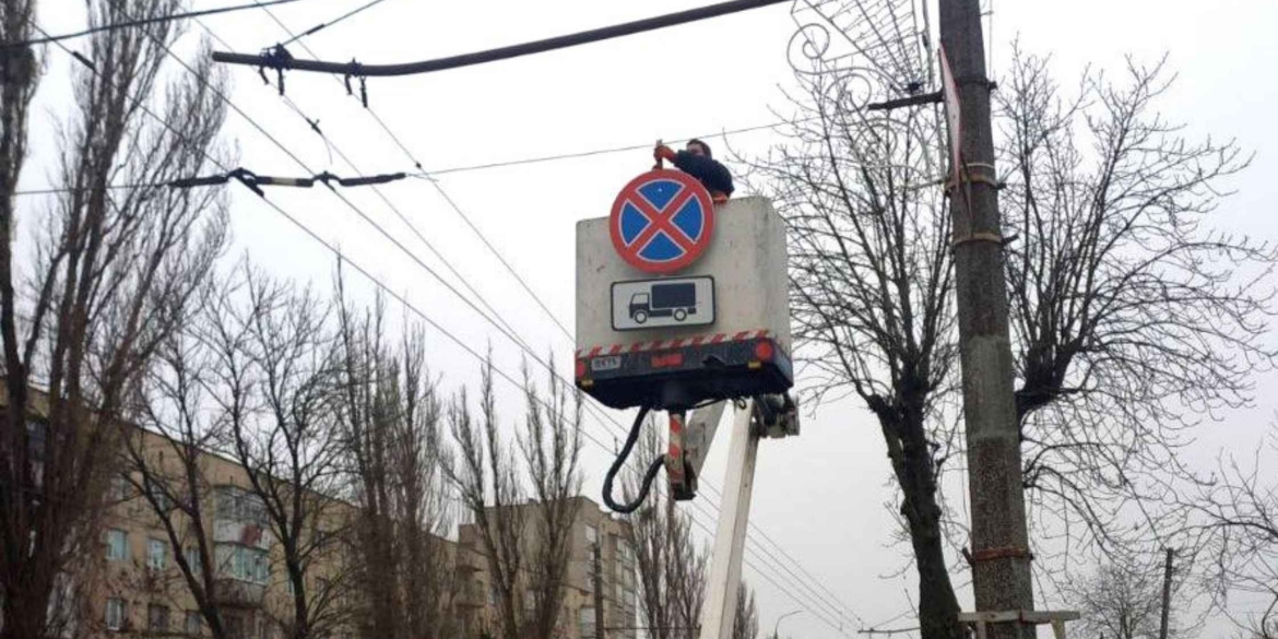 У Вінниці встановили знаки, що обмежать паркування вантажівок