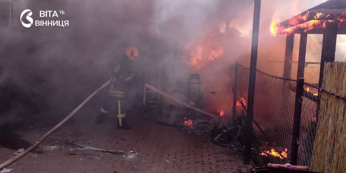 У Вінниці загорівся квадроцикл, вогонь перекинувся й на господарчу споруду