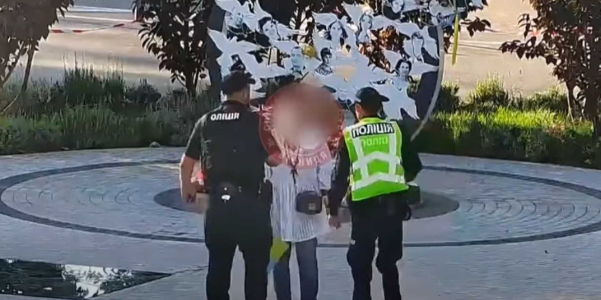 У Вінниці жінка “навела порядки” на місці пам’яті жертв ракетного удару