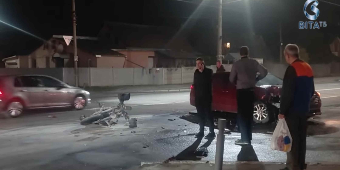 У Вінниці зіштовхнулись авто і мопед кур’єрської служби, який спалахнув від удару