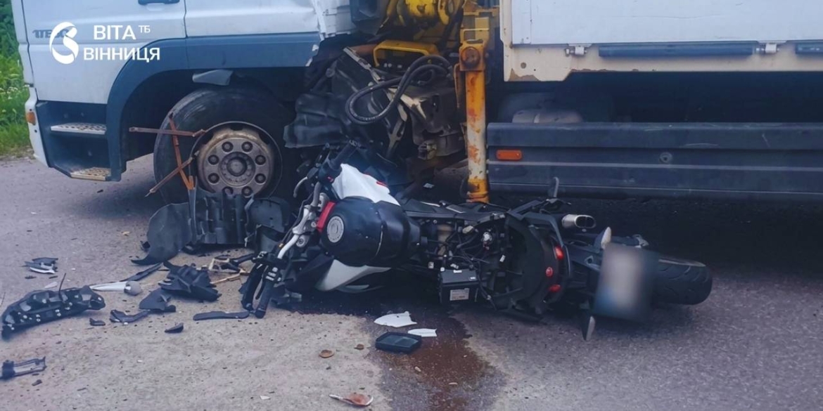  У Вінниці зіткнення мотоцикла з автомобілем забрало життя двох людей