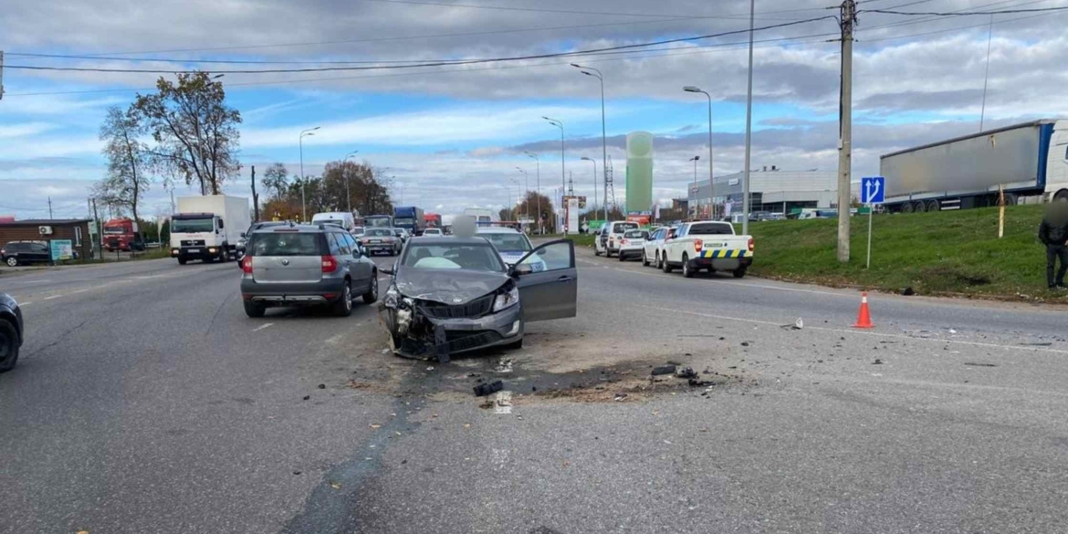 У Вінниці зіткнулись два легкових автомобілі, постраждалі - в лікарні У Вінниці зіткнулись два легкових автомобілі, постраждалі - в лікарні