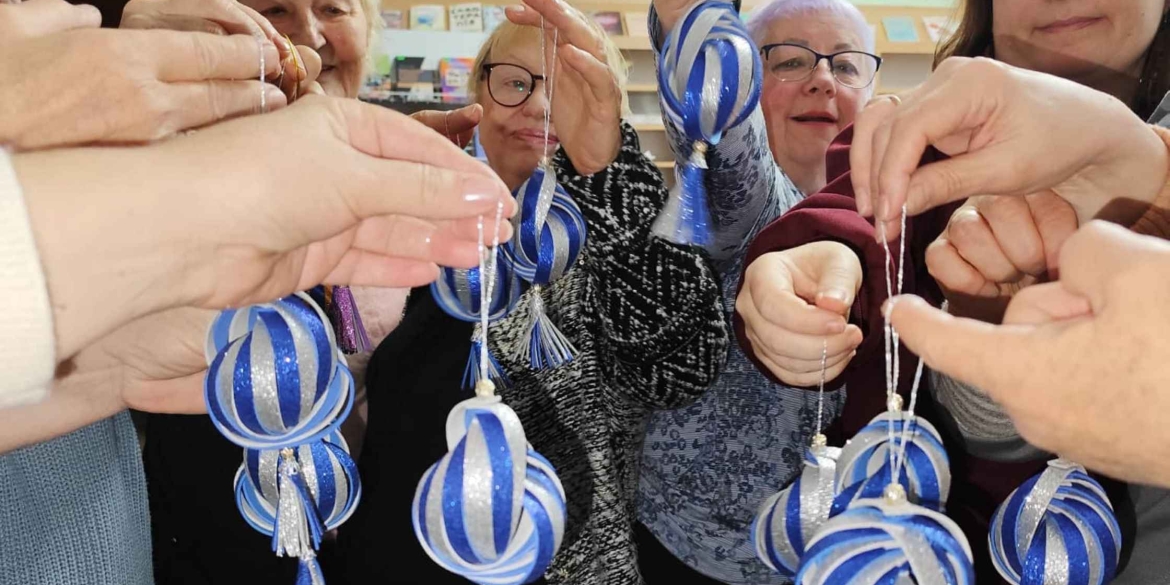 У вінницькій бібліотеці влаштували творчий майстер-клас «Магія новорічних прикрас»