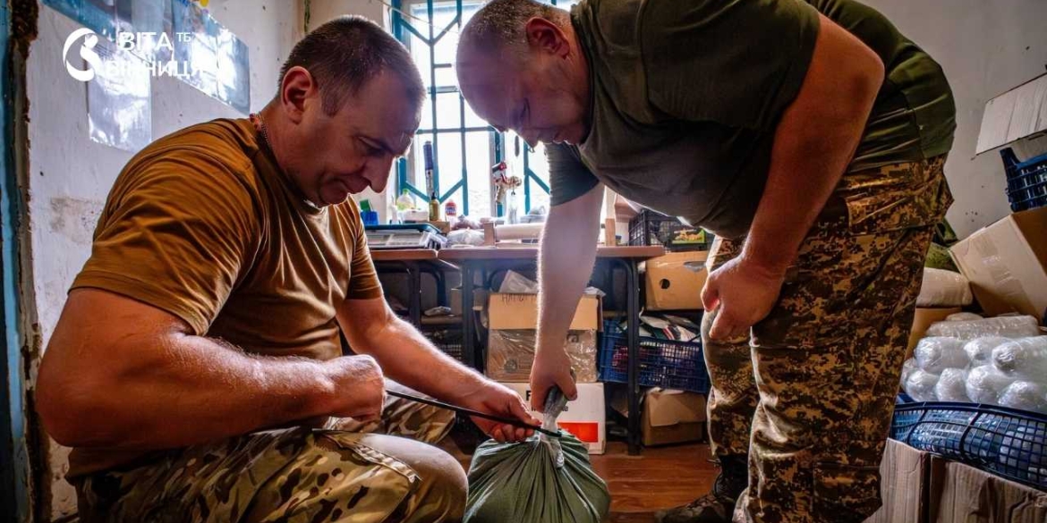 У вінницькій бригаді показали як щодня збирають посилки для бійців на позиціях