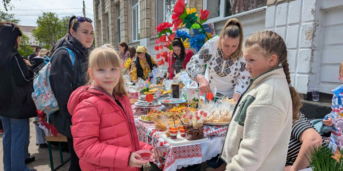 У вінницькому ліцеї №11 влаштували благодійний ярмарок - збір для українських військових