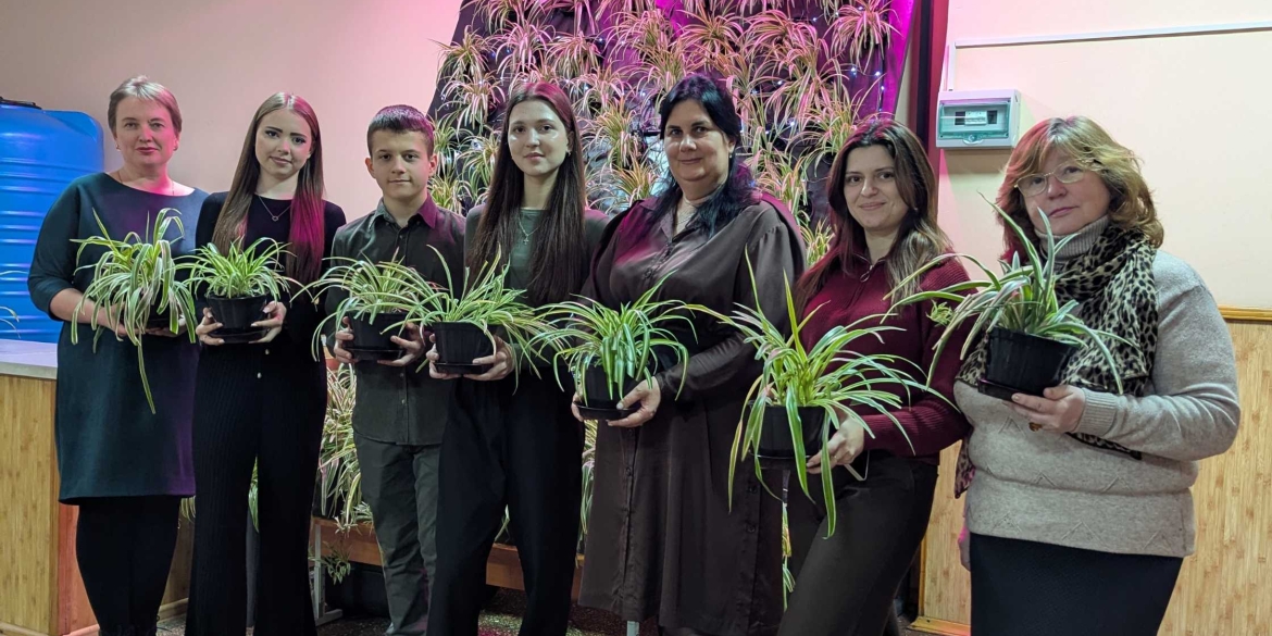 У вінницькому ліцеї №4 діти створили зелену стіну в їдальні