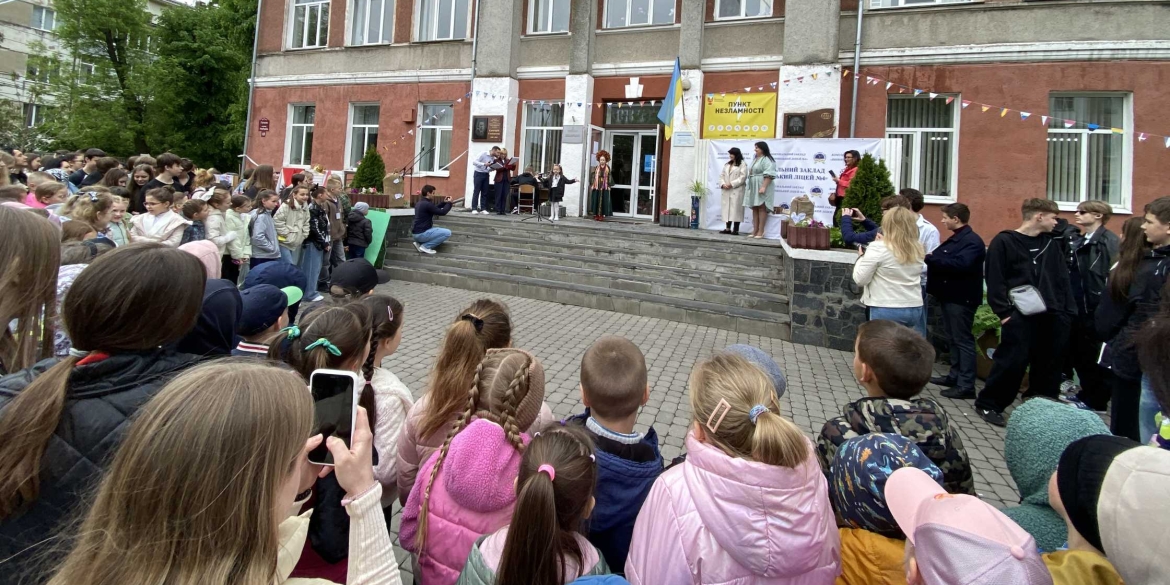 У вінницькому ліцеї №4 зібрали понад 160 тис. гривень для захисників на благодійному ярмарку