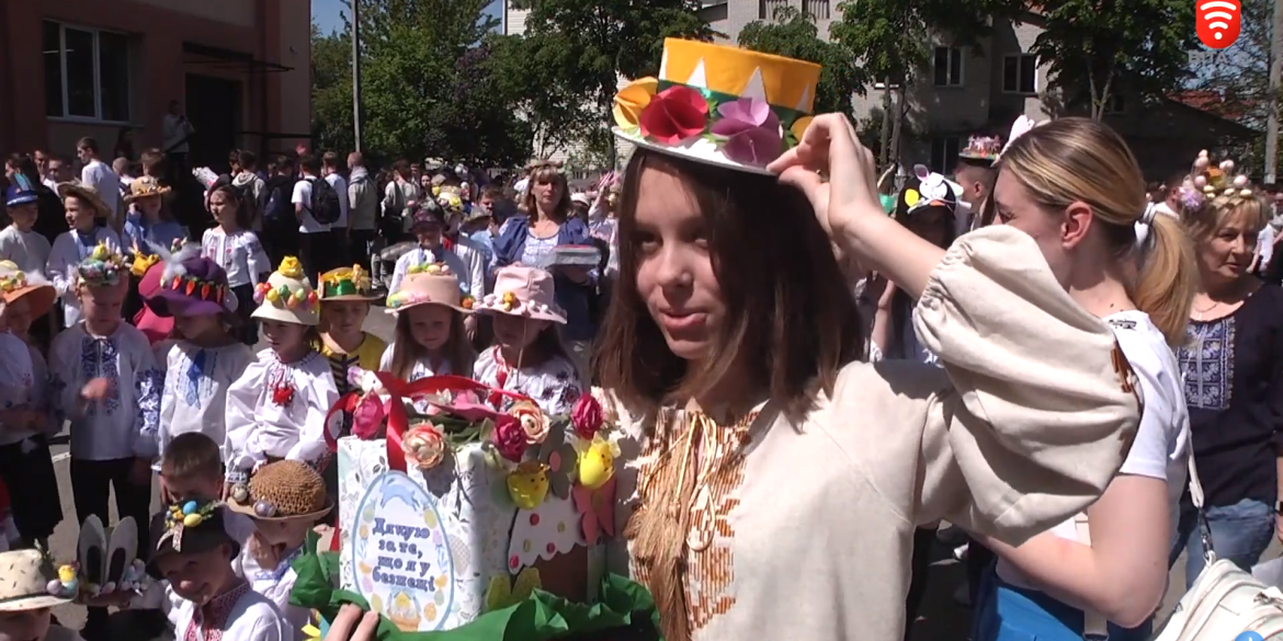 У вінницькому ліцеї провели парад пасхальних капелюхів та зібрали великодні пакунки для військових