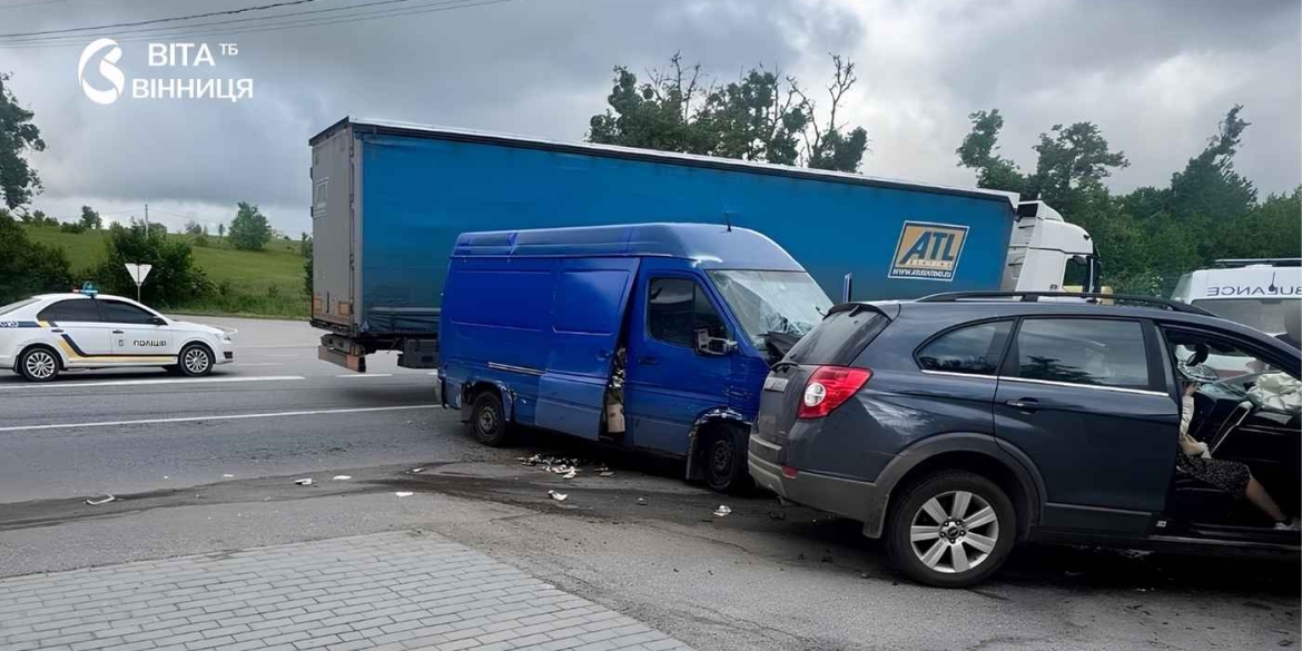 У Вінницькому районі через вантажівку сталася потрійна ДТП з постраждалою