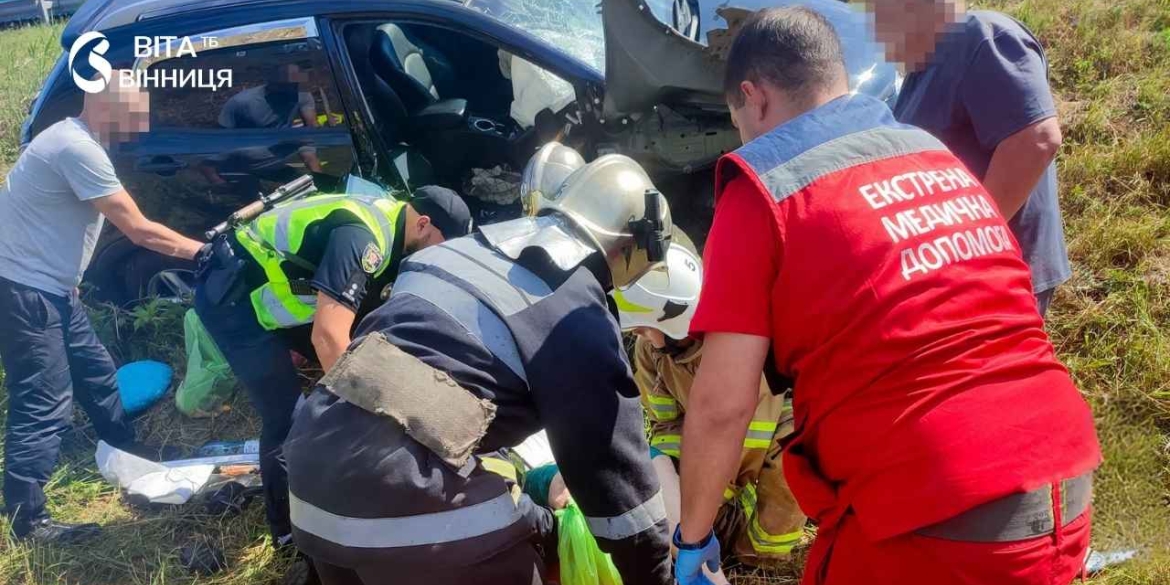 У Вінницькому районі рятувальники визволяли постраждалу після ДТП жінку з авто