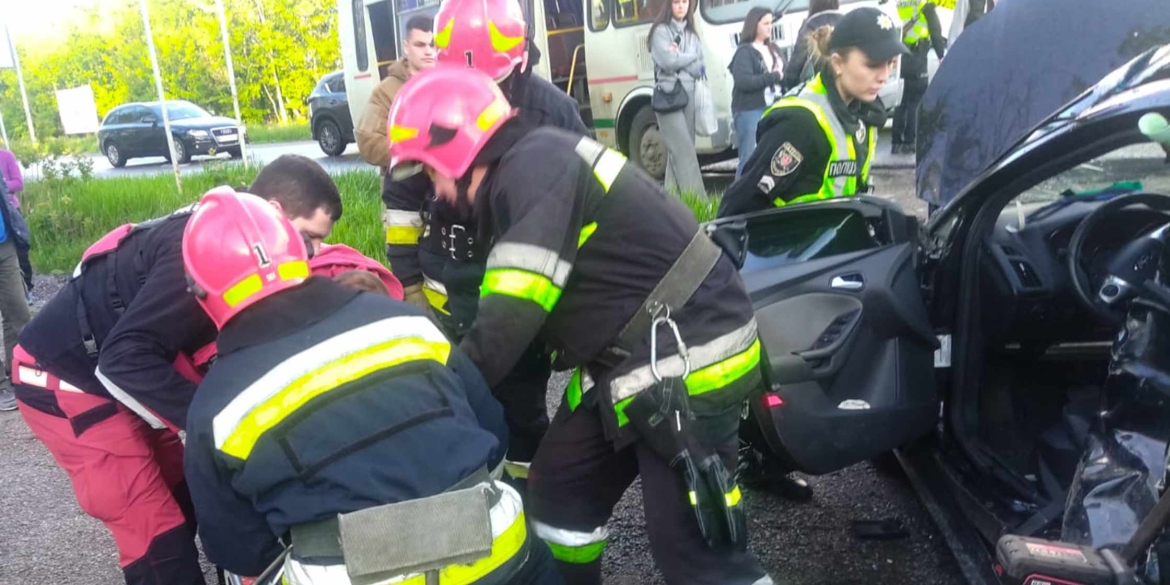 У Вінницькому районі сталась аварія за участі двох автобусів і легковика