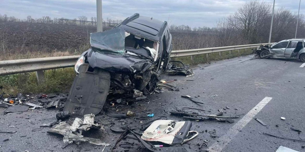 У Вінницькому районі сталась потрійна аварія, дві людини госпіталізовані