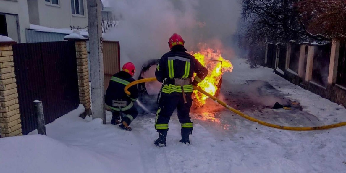 У Вінницькому районі вщент згорів легковик, а у Вінниці загорівся гараж