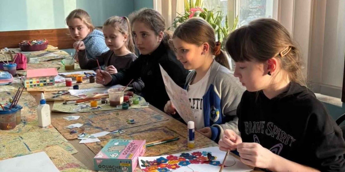 У вінницькому VinSmart Центрі діти створювали подарунки для матусь та бабусь