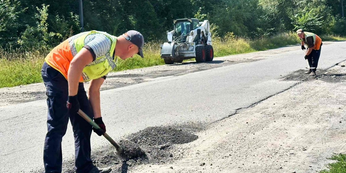 У Вінницьких Хуторах почали ямковий ремонт дороги