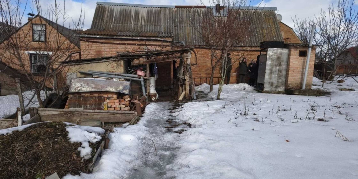 У Вінницьких Хуторах жінка зливава рідкі відходи на власне подвір’я