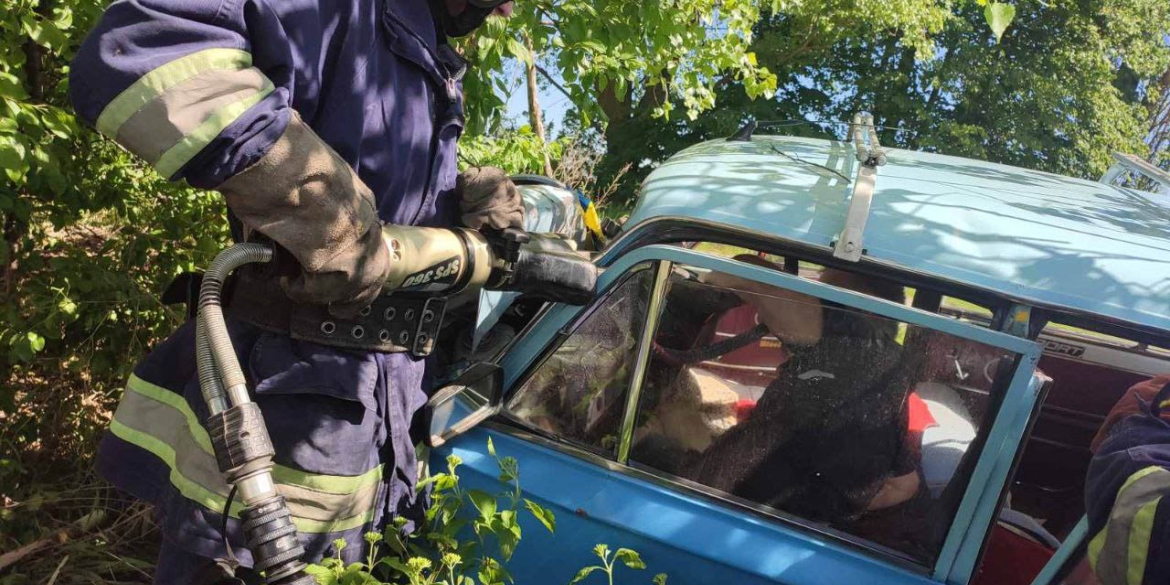 У Війтівецькій громаді легковик в'їхав у дерево - водія витягли з автівки рятувальники