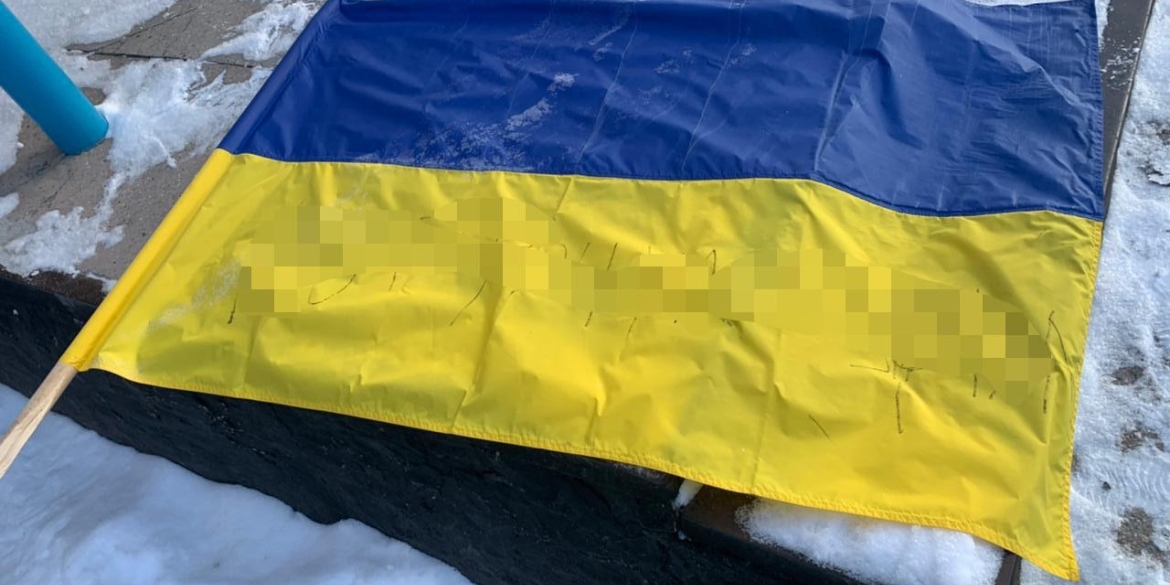 У Вороновицькій громаді 18-річна дівчина розписала прапор матюками