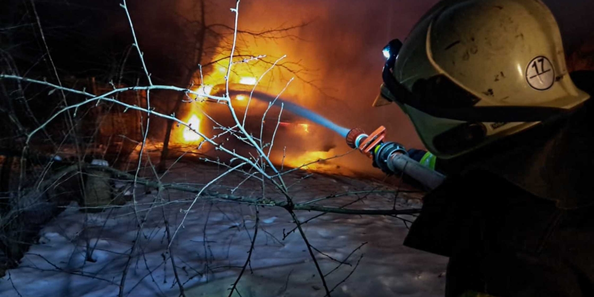 У Вороновицькій громаді згорів автомобіль через коротке замикання електромережі