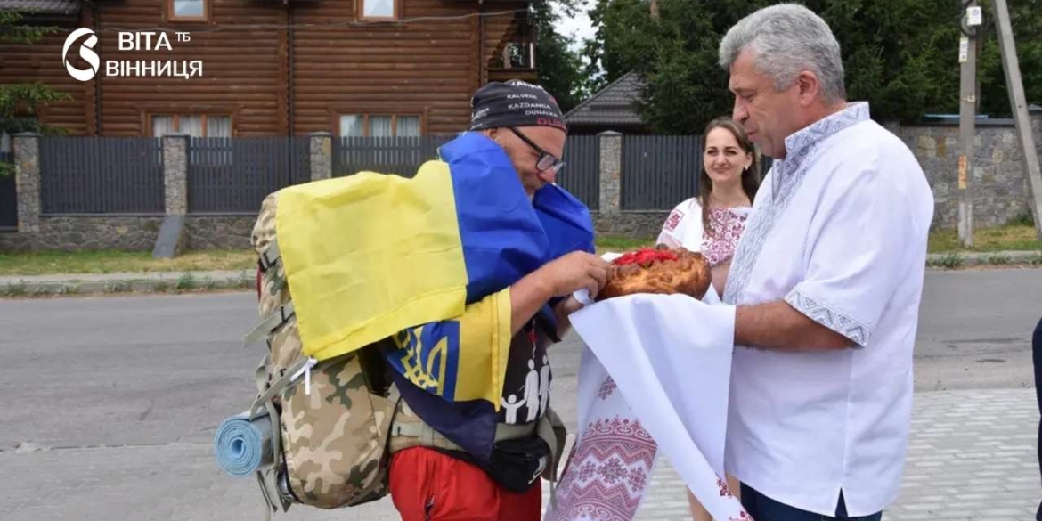 У Якушинцях зустріли волонтера з Латвії пройшов 1400 км, щоб зібрати кошти для ЗСУ