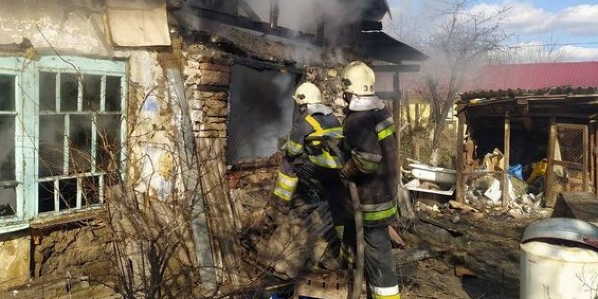У Ямполі рятувальники загасили пожежу в житловому будинкуУ Ямполі рятувальники загасили пожежу в житловому будинку
