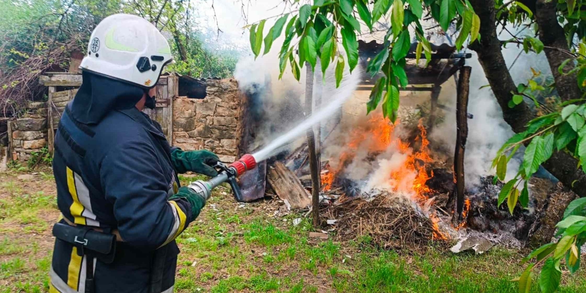 У Ямполі загорілась господарська будівля, а у Вінниці — прибудова до гаража
