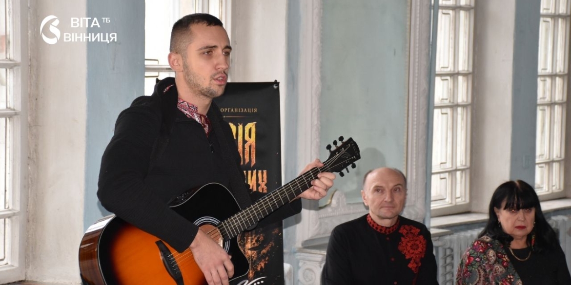 Поети клубу «Поезія незламних» читають власні вірші перед глядачами в Білій залі Ратуші у Вінниці
