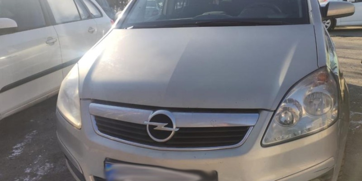У Жмеринці водій Opel збив чоловіка, який стояв поблизу дороги